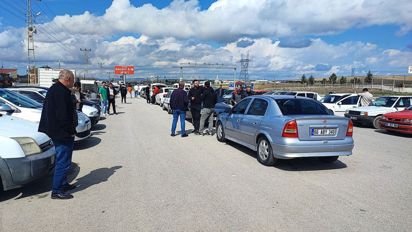 İkinci el oto pazarında bayram sonrası hayal kırıklığı: Bakan çok, alan yok - Resim: 4