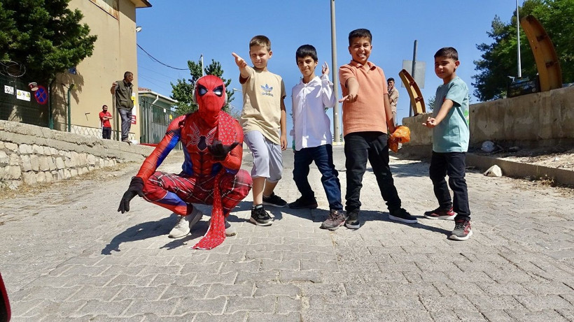 Yerli örümcek adamın Kurban Bayramı'nda durağı Mardin oldu - Resim: 4