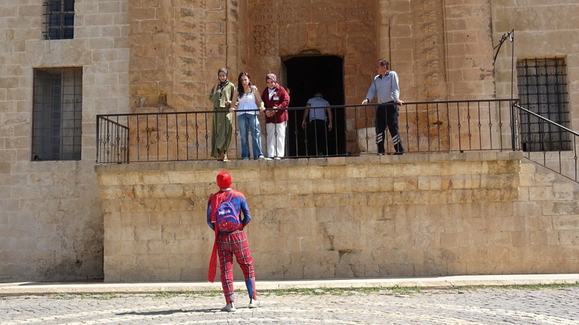 Yerli örümcek adamın Kurban Bayramı'nda durağı Mardin oldu - Resim: 5