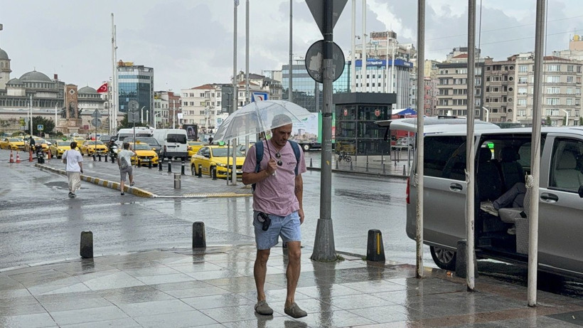 İstanbul yağmurlu hava teslim oldu! Vatandaşlar şemsiyelerini açtı - Resim: 1