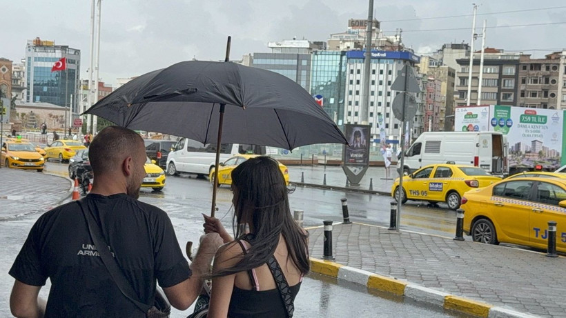 İstanbul yağmurlu hava teslim oldu! Vatandaşlar şemsiyelerini açtı - Resim: 2