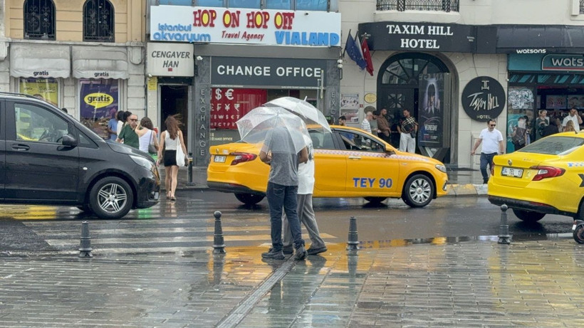 İstanbul yağmurlu hava teslim oldu! Vatandaşlar şemsiyelerini açtı - Resim: 3