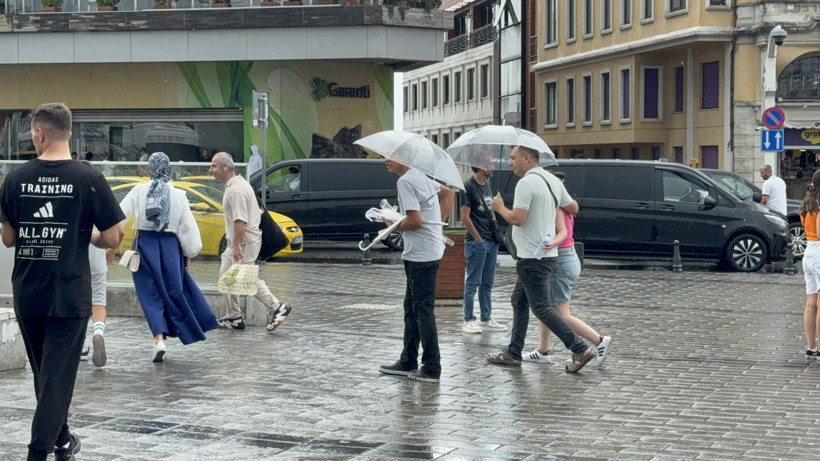 İstanbul yağmurlu hava teslim oldu! Vatandaşlar şemsiyelerini açtı - Resim: 4