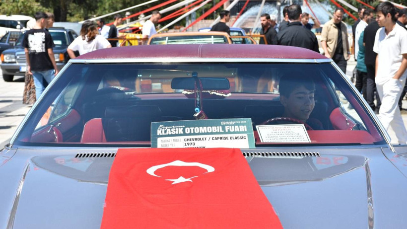 Bu fuarın en genci 35 yaşında! Klasik otomobiller görücüye çıktı - Resim: 4