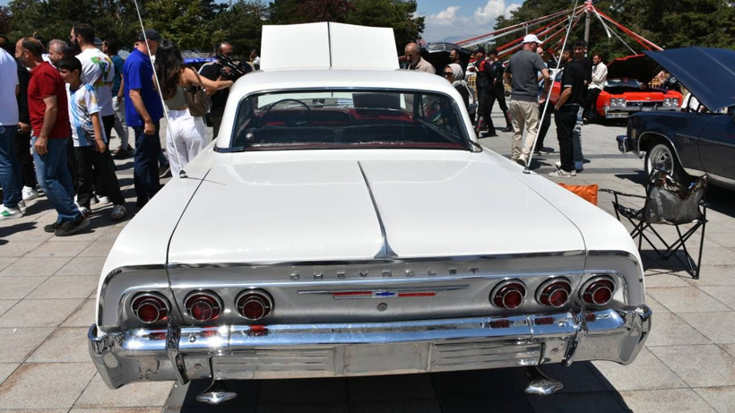 Bu fuarın en genci 35 yaşında! Klasik otomobiller görücüye çıktı - Resim: 1