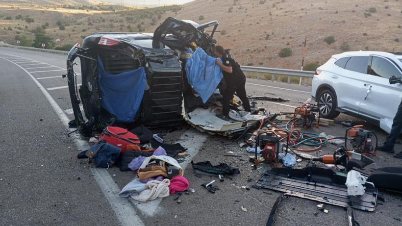 Malatya'da korkunç kaza: Otomobil ile hafif ticari araç çarpıştı, 4 kişi hayatını kaybetti - Resim : 1