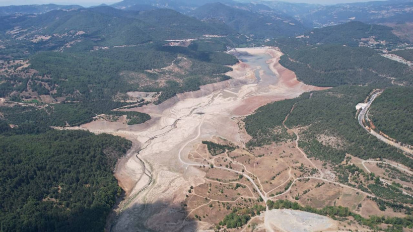 Önce zirai don şimdi kuraklık... Görüntüler korkunç: Türkiye'nin en büyük gölleri ve nehirleri çöle döndü! - Resim: 1