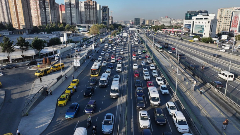 Haftanın ikinci gününde İstanbul'da trafik yüzde 60'a ulaştı - Resim: 5