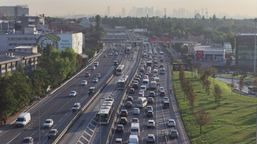 Haftanın ikinci gününde İstanbul'da trafik yüzde 60'a ulaştı - Resim: 8