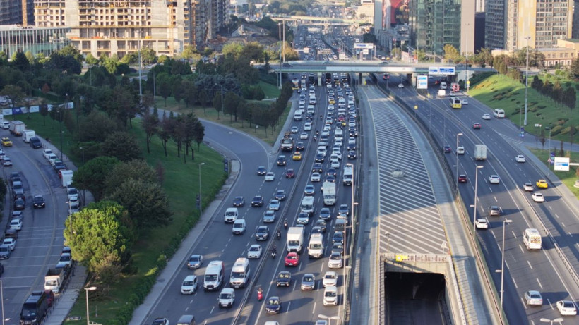 Haftanın ikinci gününde İstanbul'da trafik yüzde 60'a ulaştı - Resim: 9