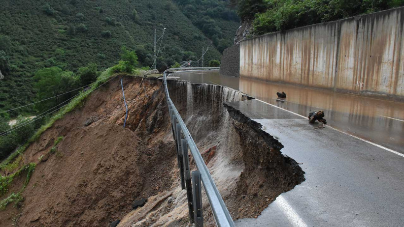 Ordu'da heyelan: Karadeniz-Akdeniz Yolu'nda bazı noktalar çöktü - Resim : 1
