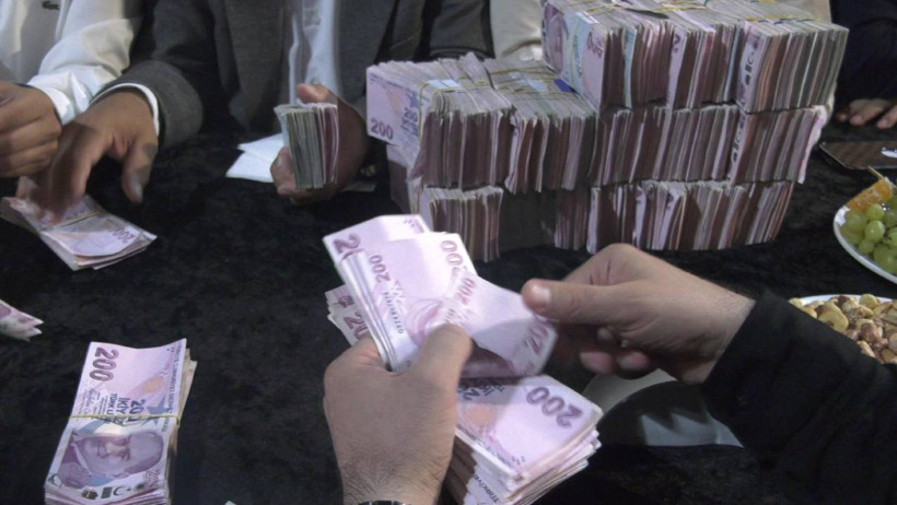 Aşiret düğününde takı yarışı: Altınlar ağır geldi, paralar valize sığmadı - Resim : 2