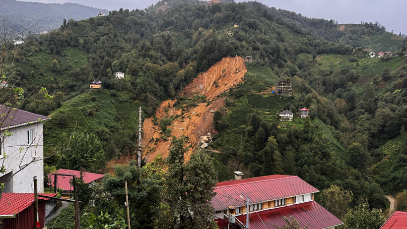 Rize'de 2 ev heyelanda toprağa gömüldü - Resim : 1