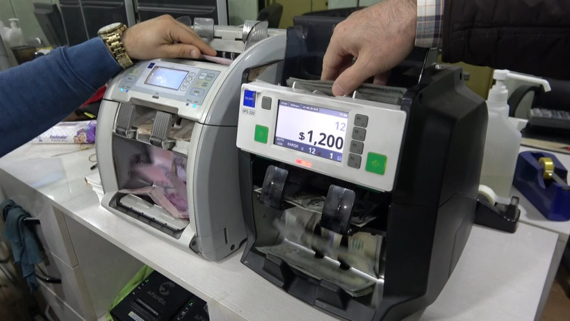 Sahte 50 ve 100 dolar alarmı: Piyasalar çalkalanıyor! (Sahte dolar nasıl anlaşılır) - Resim : 1