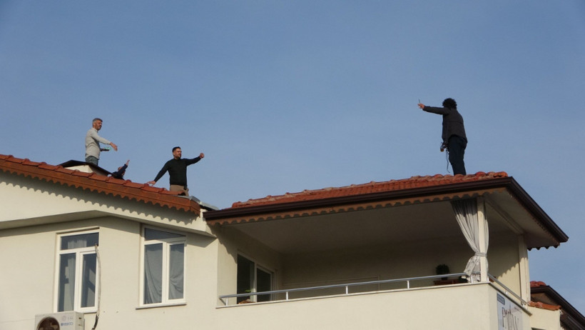 232'nci intihar teşebbüsü için bu kez Manavgat'ı tercih etti! Çatıdan indi, dürümü götürdü - Resim : 1
