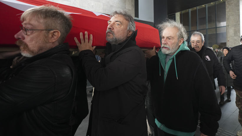 Sanatçı Ahmet Levendoğlu son yolculuğuna uğurlandı! AKM'ye ünlü akını... - Resim : 2