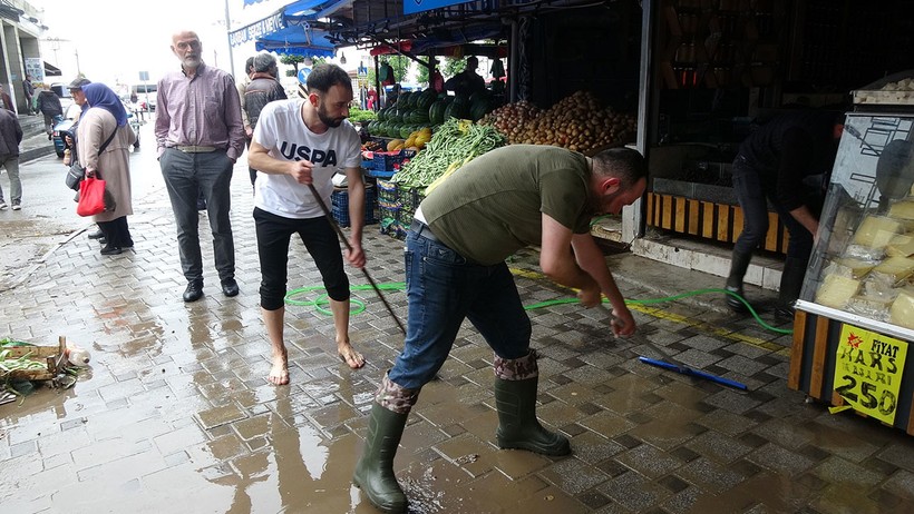Trabzon’da şiddetli yağış: Evler ve araçlar sular altında kaldı - Resim : 1