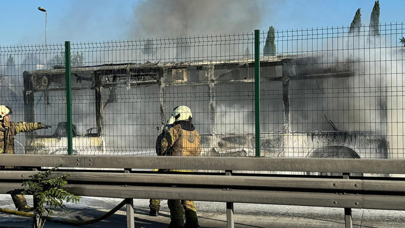 Son dakika: İstanbul'da metrobüs yangını - Resim : 1