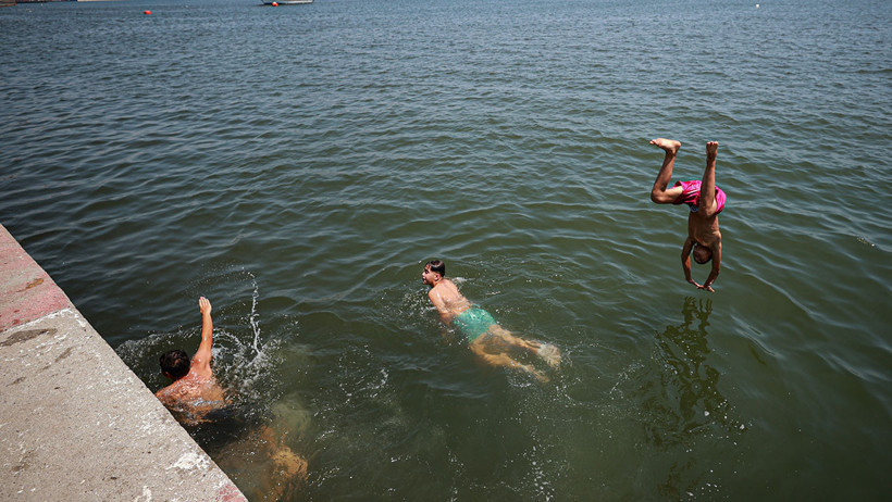 Güney illerinde aşırı sıcaklar etkisini artırdı: Nemle birleşen sıcaklık 43 dereceyi aştı - Resim : 1