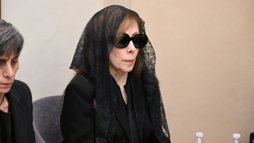 Lübnanlı şarkıcı Feyruz, müzisyen oğlu Ziyad Rahbani'yi son yolculuğuna uğurladı - Resim : 1