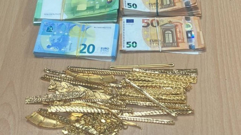 Sınır kapısında 166 bin euro değerinde kaçak altın ve döviz yakalandı - Resim : 1