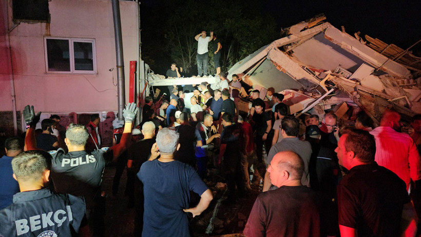 Son depremler: Balıkesir'de 6.1 büyüklüğünde deprem, enkaz altında kalanlar var - Resim : 5