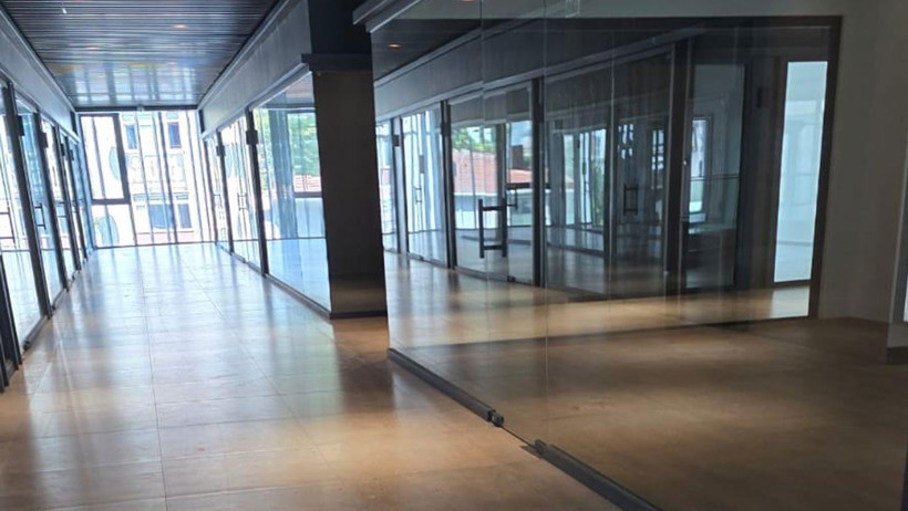 Giyim sektörü krizinin Merter'deki yüzü: Milyon dolarlık AVM'de tek dolu dükkan yok - Resim : 1