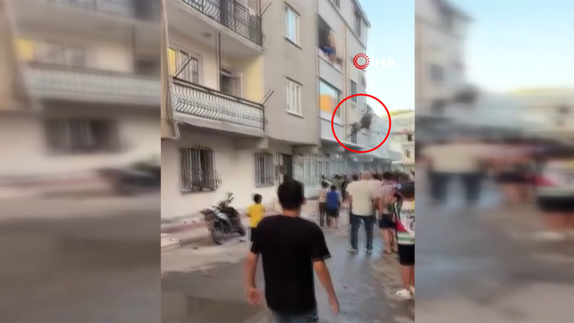 Bursa'daki yangında can pazarı! Kahraman anneanne torununu ve kendini balkondan atarak kurtardı | VİDEO - Resim : 1