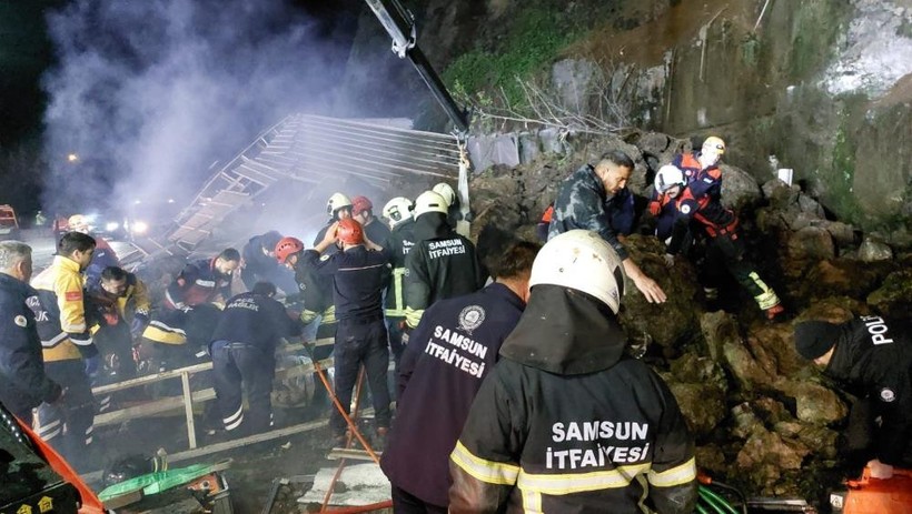 Samsun'da heyelan:  Baba ve iki çocuğu hayatını kaybetti - Resim : 2