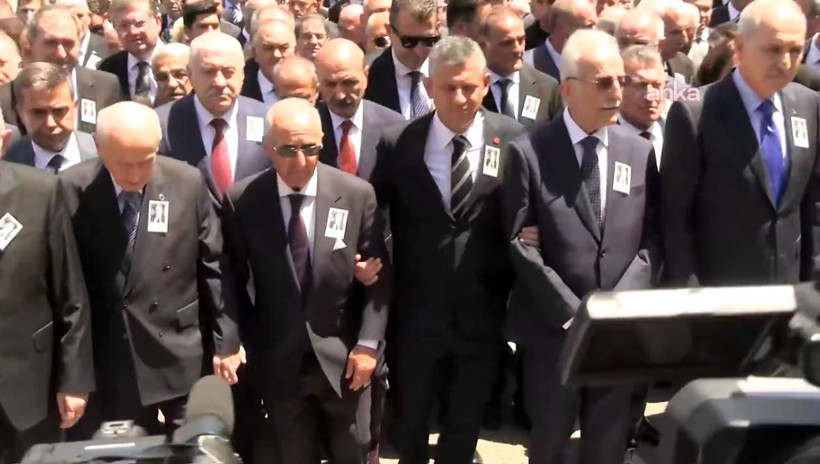 Altan Öymen'e TBMM'de veda: Bahçeli ve Hikmet Çetin el ele yürüdü - Resim : 1