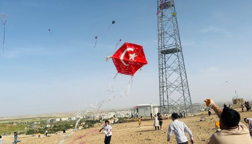 Suriye sınırında gökyüzü şenlendi: Yüzlerce uçurtma havalandı - Resim: 2