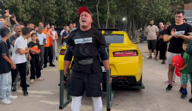 Bu nasıl güç! Türk sporcular 1,7 tonluk aracı kaldırdı, bana mısın demedi! - Resim: 1