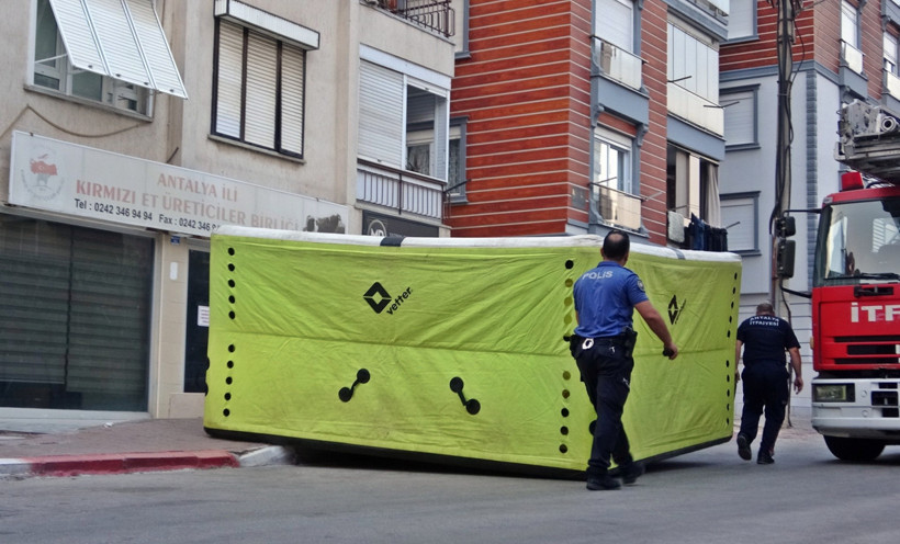 Eşinin aldığı uzaklaştırma kararına sinirlenip çatıya çıktı: Polis 2,5 saatte ikna etti - Resim : 1