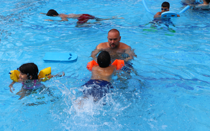 Tekirdağ'da özel çocuklar yüzme kursunda sosyalleşiyor