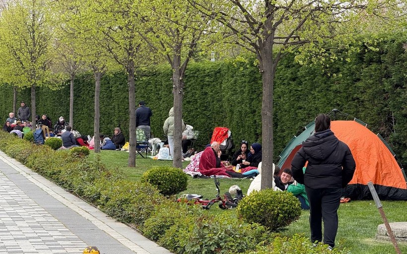 İstanbul'da bekleyiş sürüyor: Vatandaşlar çadır kurdu - Resim : 3