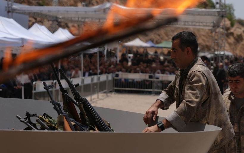 Türkiye'de tarihi gün! PKK silahlarını böyle yaktı: İşte o görüntüler... - Resim: 8