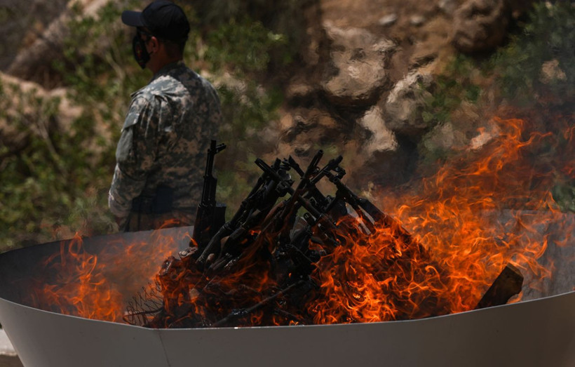 Türkiye'de tarihi gün! PKK silahlarını böyle yaktı: İşte o görüntüler... - Resim: 12