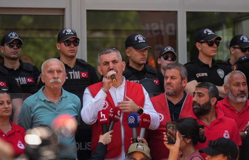 İzmir'de grev 6. gününde... Sendikadan '65 bin lira maaş teklifi' açıklaması: Daha azını istedik - Resim : 2