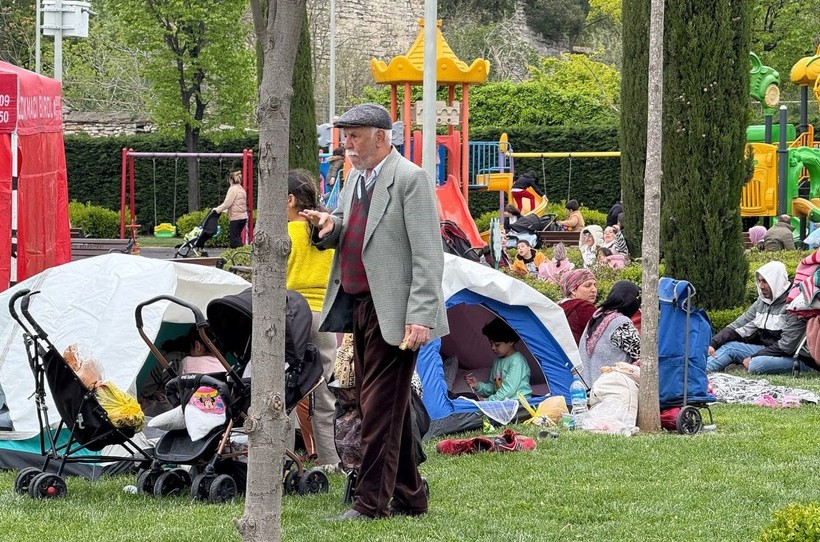 İstanbul'da bekleyiş sürüyor: Vatandaşlar çadır kurdu - Resim : 1