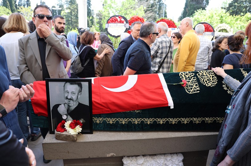 Tiyatro sanatçısı Naşit Özcan son yolculuğuna uğurlandı - Resim : 1