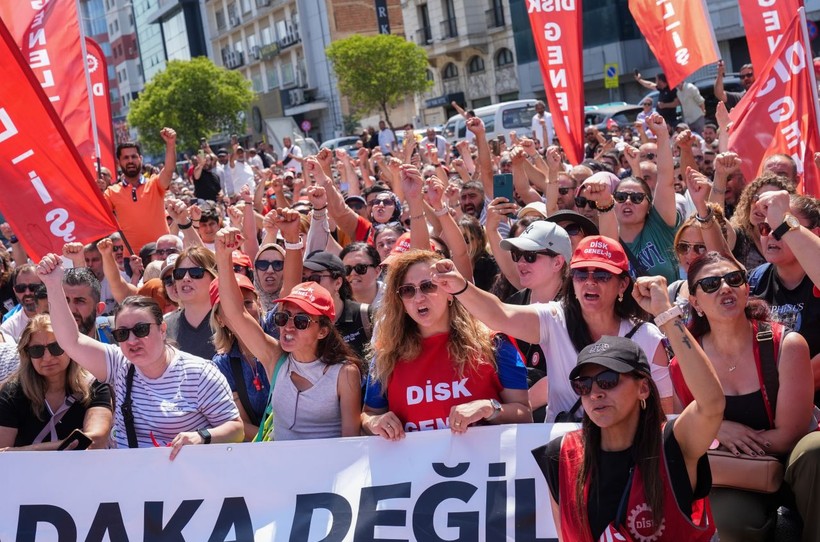 İzmir'de grev 6. gününde... Sendikadan '65 bin lira maaş teklifi' açıklaması: Daha azını istedik - Resim : 1