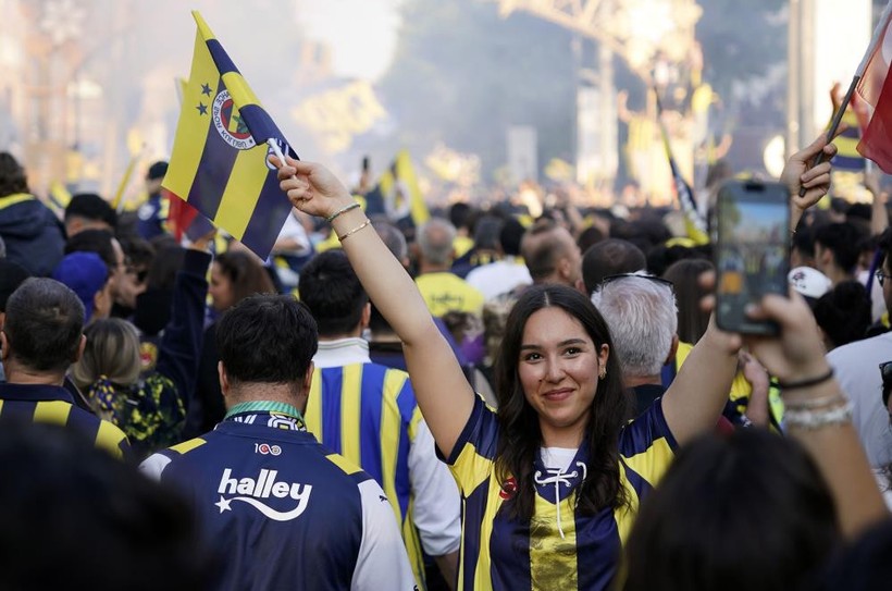Fenerbahçe Beko, Euroleague şampiyonluğunu taraftarıyla kutladı - Resim : 1