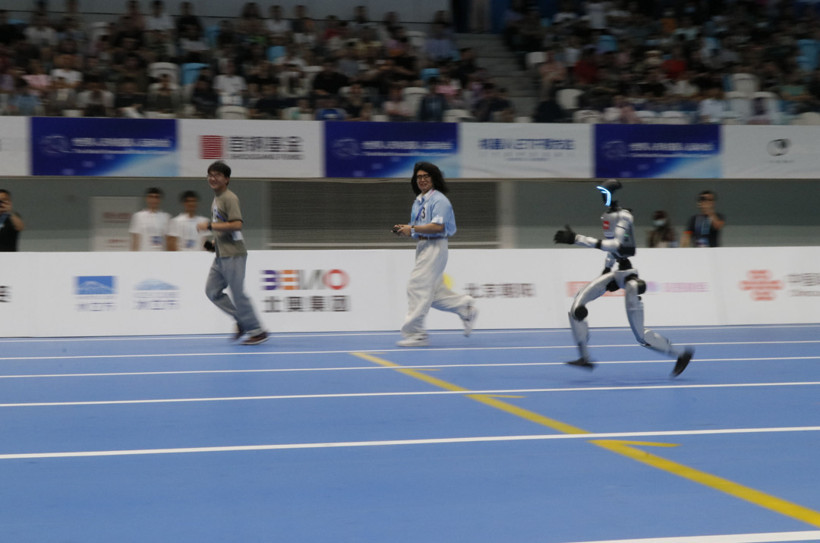 İnsansı robotlar Pekin’de yarışıyor: Atletizm, futbol, kick boks ve daha fazlası - Resim : 1