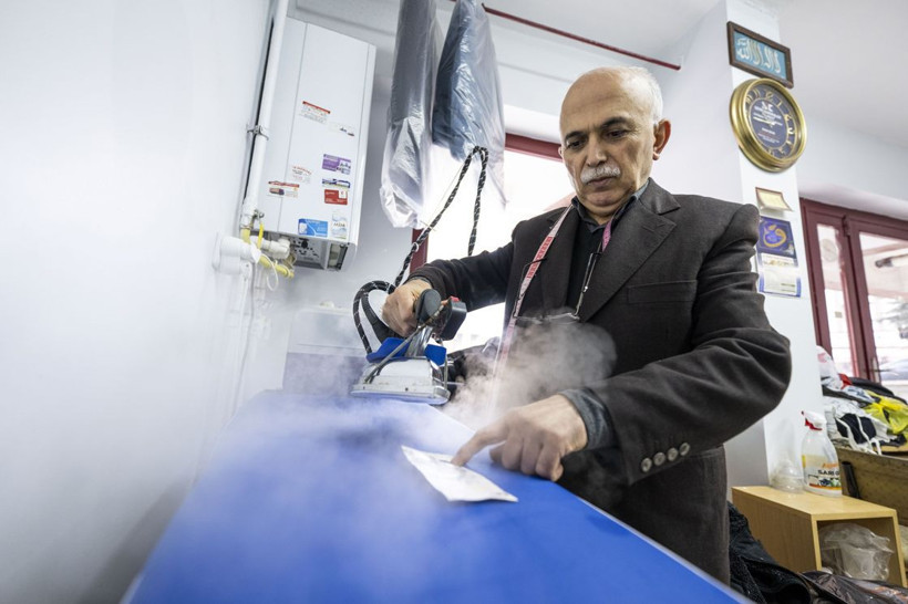 Yarım asırlık terzi paralarını ütüleyerek dezenfekte ediyor - Resim: 1