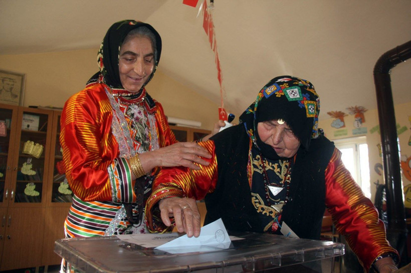Milyonlar sandıkta... Yurttan seçim manzaraları... - Resim: 18