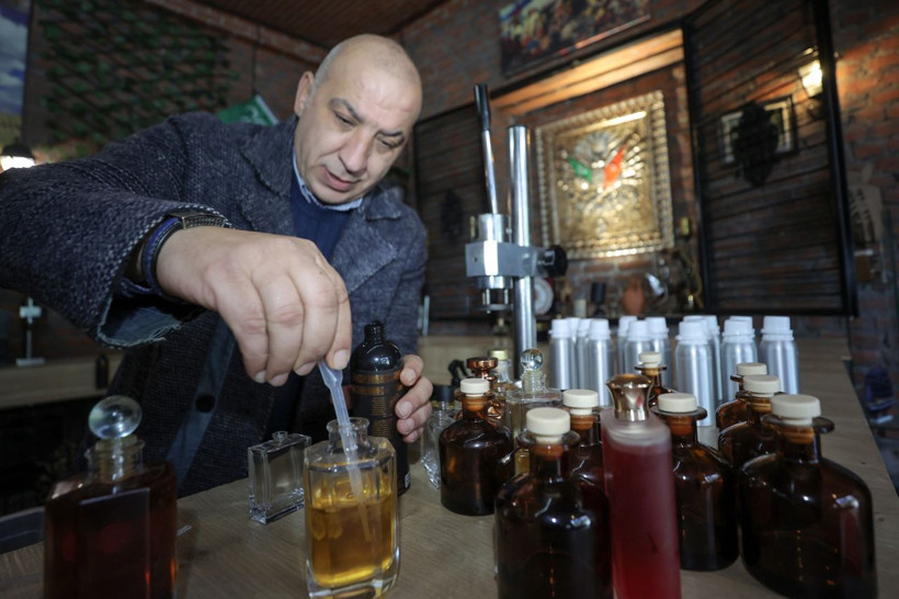 'Seçim kazandıran' Türk parfümcü: Pazarlamacı olarak başladı, şimdi 30 ülkeye ihracat yapan şirketi var - Resim: 1