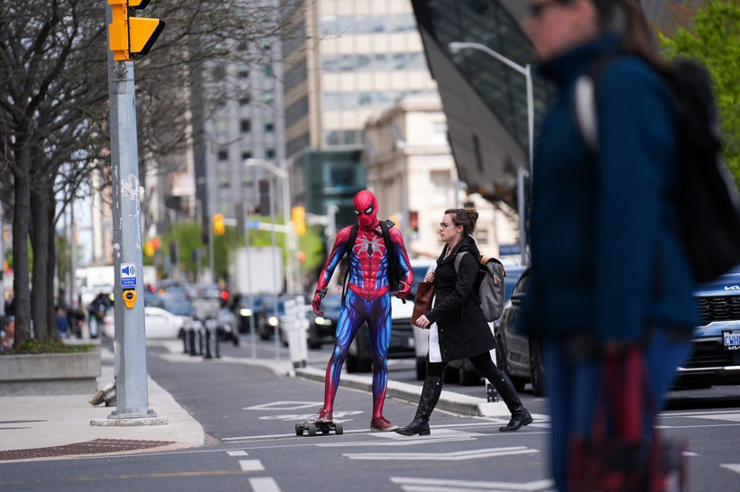 Örümcek Adam Toronto sokaklarını dolaştı! Ortaya renkli görüntüler çıktı - Resim: 1