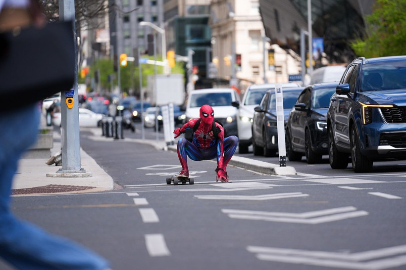Örümcek Adam Toronto sokaklarını dolaştı! Ortaya renkli görüntüler çıktı - Resim: 2