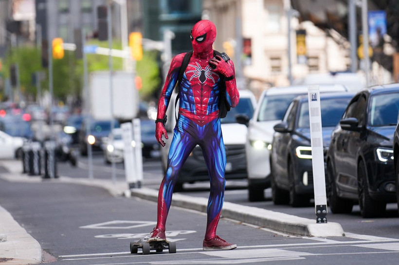 Örümcek Adam Toronto sokaklarını dolaştı! Ortaya renkli görüntüler çıktı - Resim: 3