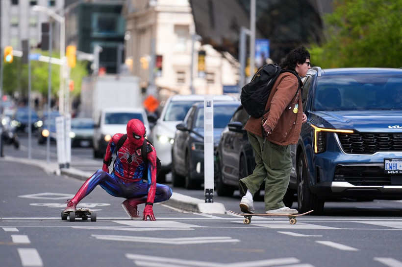 Örümcek Adam Toronto sokaklarını dolaştı! Ortaya renkli görüntüler çıktı - Resim: 4